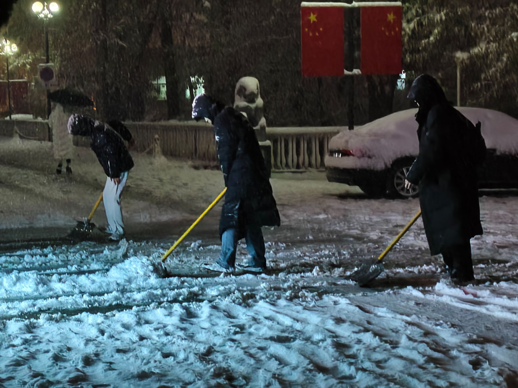 漫画腐
学生开展义务扫雪除冰行动