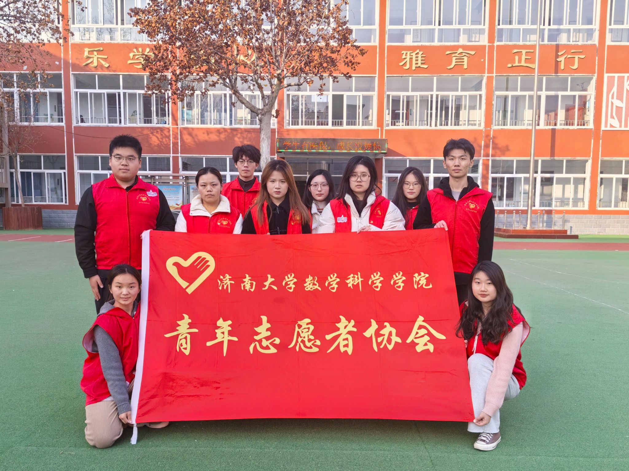 百万大学生进社区｜漫画腐
青年志愿者协会走进德贤社区开展垃圾分类科普课堂